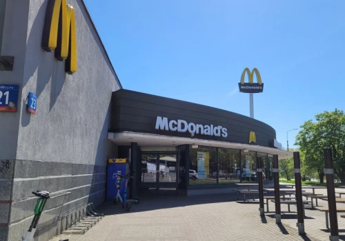 Zniknął razem ze starym pawilonem. Teraz McDonald’s wrócił na warszawski Służew