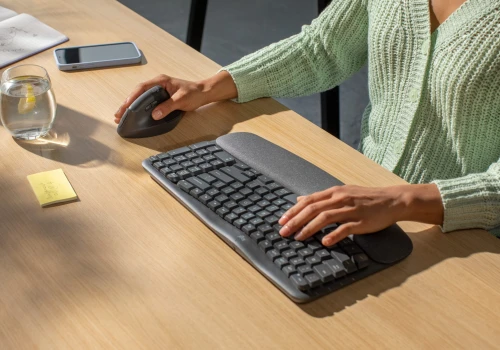 Pracujesz przy biurku? Logitech startuje w Polsce z akcją, która odmieni Twoje stanowisko!