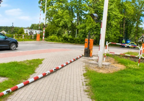 29-latka wjechała na tory, rogatki się zamknęły. Pociąg był coraz bliżej