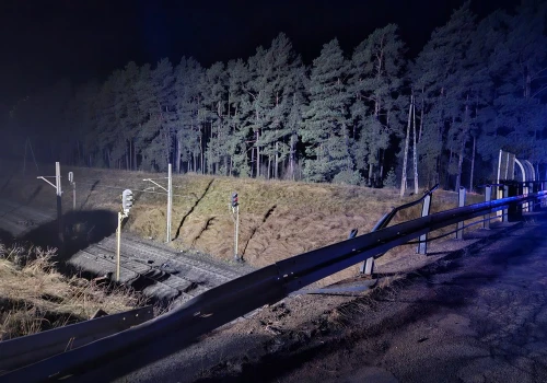 Samochód przebił barierę i spadł na tory. Jest wyrok bezwzględnego więzienia