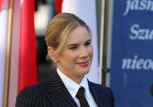 Marta Nawrocka znów w garniturze. Inspiruje się stylem księżnej Kate?
