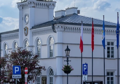 Kadencje przedłużone bez konkursów. Kolejni dwaj dyrektorzy z Ciechanowa zostają na dłużej