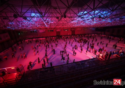 Silent disco na lodowisku. Taneczna impreza w ramach Roku Młodzieży w Świdnicy