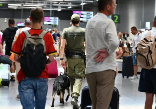 Wracali z wakacji w Turcji. Na lotnisku czekała na nich Straż Graniczna