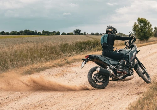 Kawasaki KLE 500 SE – prosty, japoński adventure wraca do gry. Test podczas porównania 11 patentów na adventure kat. A2