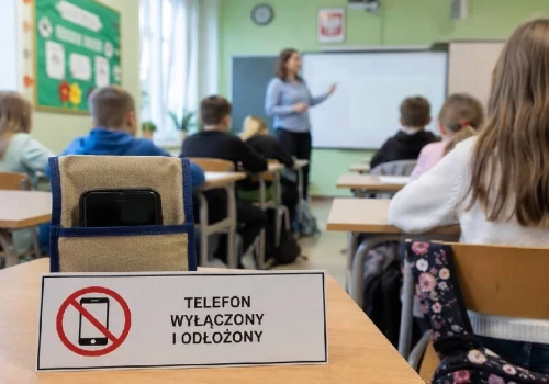 Nowy rok szkolny, nowe zasady. Telefony znikają z podstawówek, zmiany także na szkolnych stołówkach