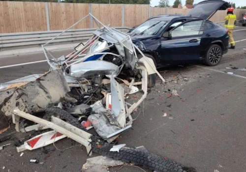 Zasnął za kierownicą na S7. BMW uderzyło w pojazd zabezpieczający roboty drogowe