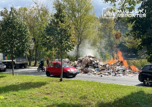 Płonące odpady wysypane na jezdnię. Strażacy gasili pożar na Racławickiej