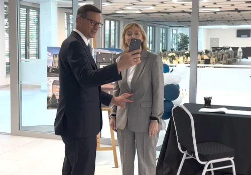 Tego nie zobaczycie na oficjalnych profilach. Podejrzeliśmy, jak Mateusz Morawiecki nagrywa rolki
