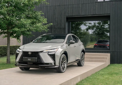 Lexus NX otrzymał hybrydę szóstej generacji i zmiany wizualne