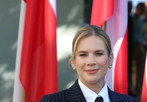 Marta Nawrocka na rozpoczęciu roku szkolnego. Wybrała garnitur i krawat