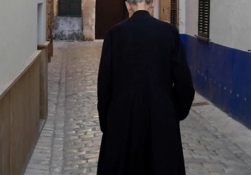 Oskarżyła byłego prymasa o molestowanie. Musi zapłacić duchownemu odszkodowanie