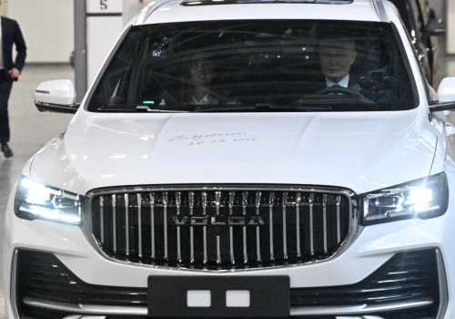Putin przejechał się nową Wołgą i podpisał na masce. Auto trafi do muzeum