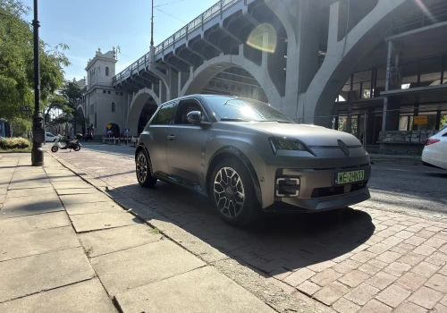 Renault napisało przepis na miłość do tenisa? 5 E-tech Roland Garros na „piątkę”