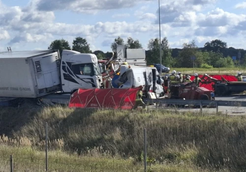 Nieoficjalne doniesienia mediów po wypadku na A1. 