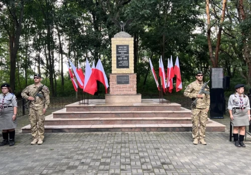 Konin pamięta o ofiarach wojny. Gołębie pokoju wzleciały nad uczestnikami rocznicowych obchodów