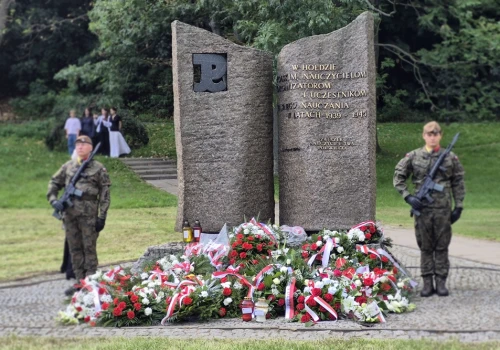 „Oddajemy hołd i wdzięczność nauczycielom TON za ich heroiczny wysiłek”. Niezwykły Apel Pamięci w Warszawie