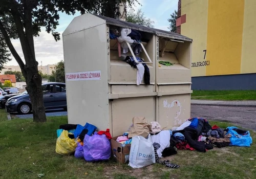 Pojemniki na używaną odzież w Słupcy przepełnione