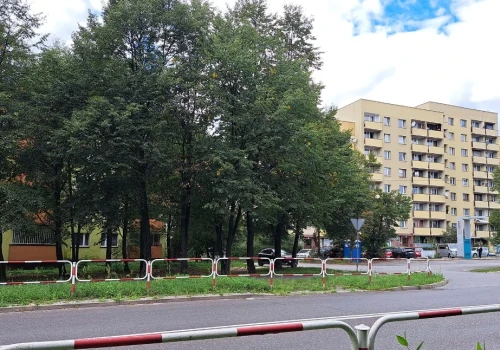 Dodatkowe miejsca parkingowe przed blokiem przy Piłsudskiego 21? - To tylko wstępna propozycja - czytamy w odpowiedzi z urzędu miejskiego