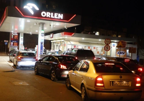 Koniec rządowego wsparcia dla cen paliw. Kierowcy ruszyli na stacje, doszło do interwencji służb
