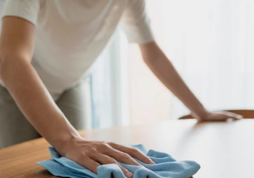 Nałóż cienką warstwę na plamy na stole. Białe ślady znikną bezpowrotnie