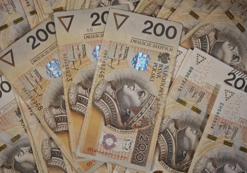 Podwójny cios podatkowy dla tysięcy Polaków. Rząd chce wprowadzić dodatkowy 5 proc. podatek oraz obcina limit zarobków