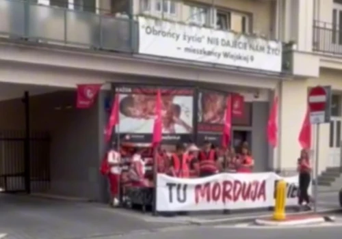 Protest pod przychodnią aborcyjną Abotak. Jedna z kobiet powiedziała policji, że hańbią mundur