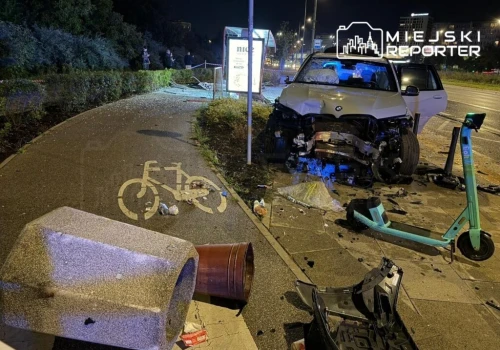 Młody kierowca w BMW wpadł w poślizg i staranował przystanek