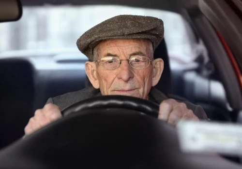 Seniorzy mieli stracić dostęp do autostrad i limit kilometrów. Włosi mają jednak inny pomysł