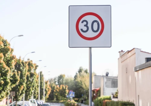 Znak B-43 to nie tylko 30 km/h. Zignorujesz go i stłuczka gotowa