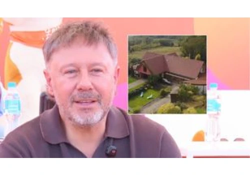 Andrzej Piaseczny mieszka poza miastem. Różowy dom u stóp gór