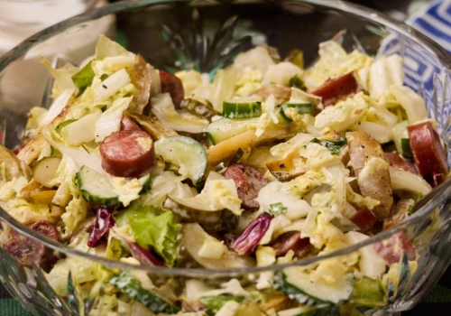 Na lunch robię sałatkę z kabanosami. Syci na długo i smakuje obłędnie