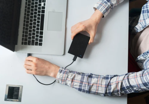Szyfrowany dysk SSD czy zwykły dysk zewnętrzny – jak chronić dane?