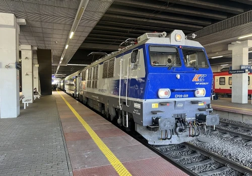 Koziołek PKP Intercity już nie “hasa” Flirtem lecz wagonami z lokomotywą