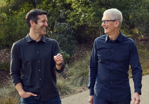 Koniec pewnej ery w Apple. Tim Cook oddaje stery, które przejmuje John Ternus