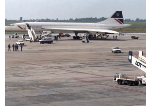 Historia jednej fotografii z Bazy Zdjęć PAP: naddźwiękowy Concorde wylądował na Okęciu
