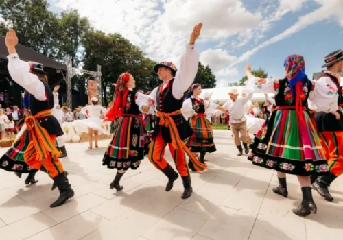 Dolnośląskie dożynki niedaleko Wrocławia. Ludowa muzyka, gwiazdy i... wyścig traktorów