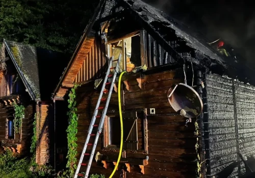 Nocny pożar domków letniskowych w Mysłakowicach. Ogień objął trzy obiekty