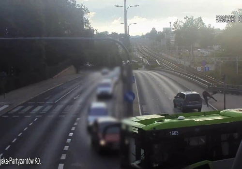 Potrącenie rowerzysty w Olsztynie. Policjanci pokazali nagranie