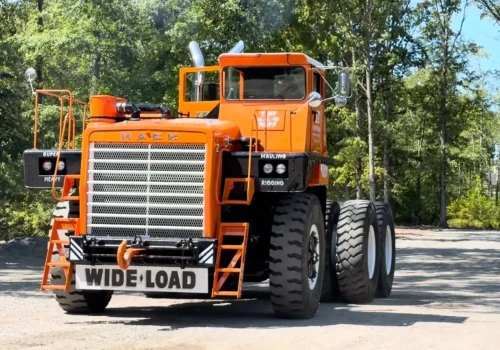 Odrestaurowali największy ciągnik siodłowy Macka: 1000-konny gigant z 1970 roku