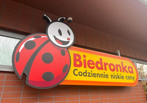 Biedronka odpaliła gigantyczne promocje. Gratisy, drugi produkt za 1 zł i kawa o połowę taniej