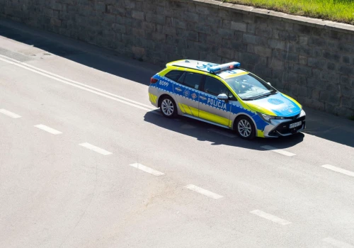 Gminy i powiaty kupują policji radiowozy i alkomaty. Czy to nie stawia mundurowych w niezręcznej pozycji wobec władzy, którą mają kontrolować?