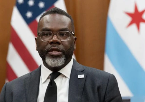Burmistrz Brandon Johnson o wpisie prezydenta: Gdyby zależało mu na ograniczeniu przemocy w Chicago nie angażowałby się w nielegalne wojny