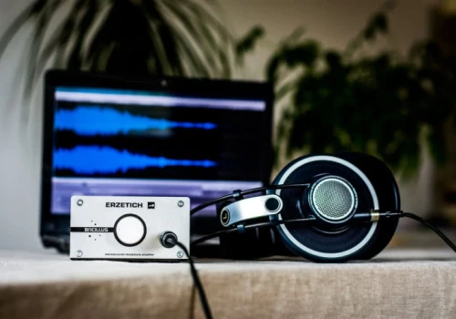 Domowe studio w salonie – jak pogodzić sprzęt do pracy z systemem do słuchania?