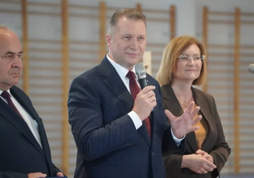 Czarnek obiecał rodzicom uczniów kolejne 800 plus na wyprawkę. 