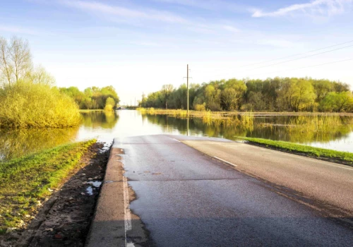 Po 200 latach wraca dawne jezioro. Woda już zatapia popularną trasę