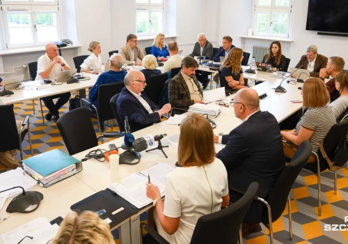 Rozpadający się budynek przy ul. Hożej. Mieszkańcy: nie stać nas na remont