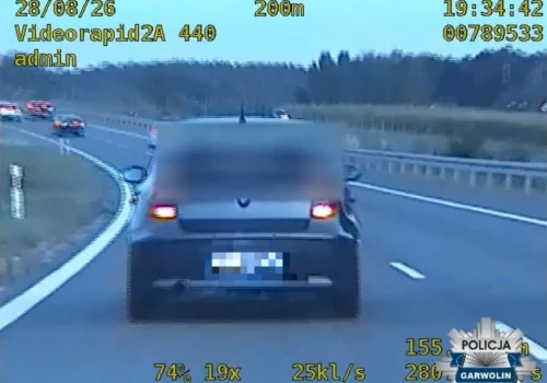 Pościg na S17 za BMW. Za kierownicą 16-latek bez prawa jazdy, po alkoholu, na lewych tablicach