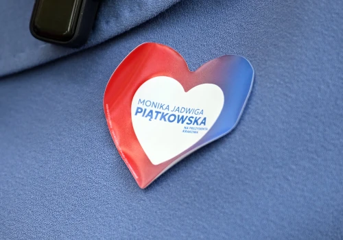 UJAWNIAMY. Członkini Miejskiej Komisji Wyborczej publikowała w grupie popierającej Piątkowską. Teraz usunęła wpisy