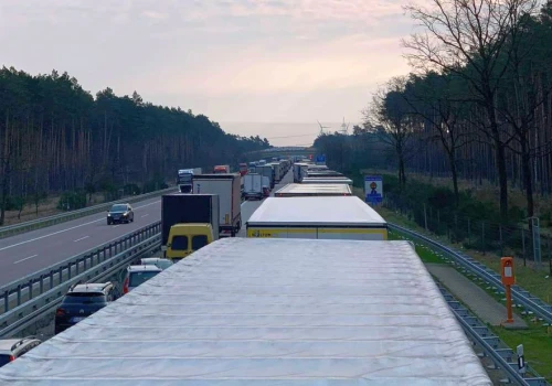 Zakaz omijania korków przez ciężarówki – nowa zasada na A2 w Niemczech